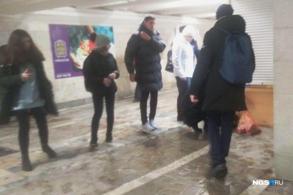 Прохожие вызвали скорую для упавшей женщины Прохожие вызвали скорую для упавшей женщины