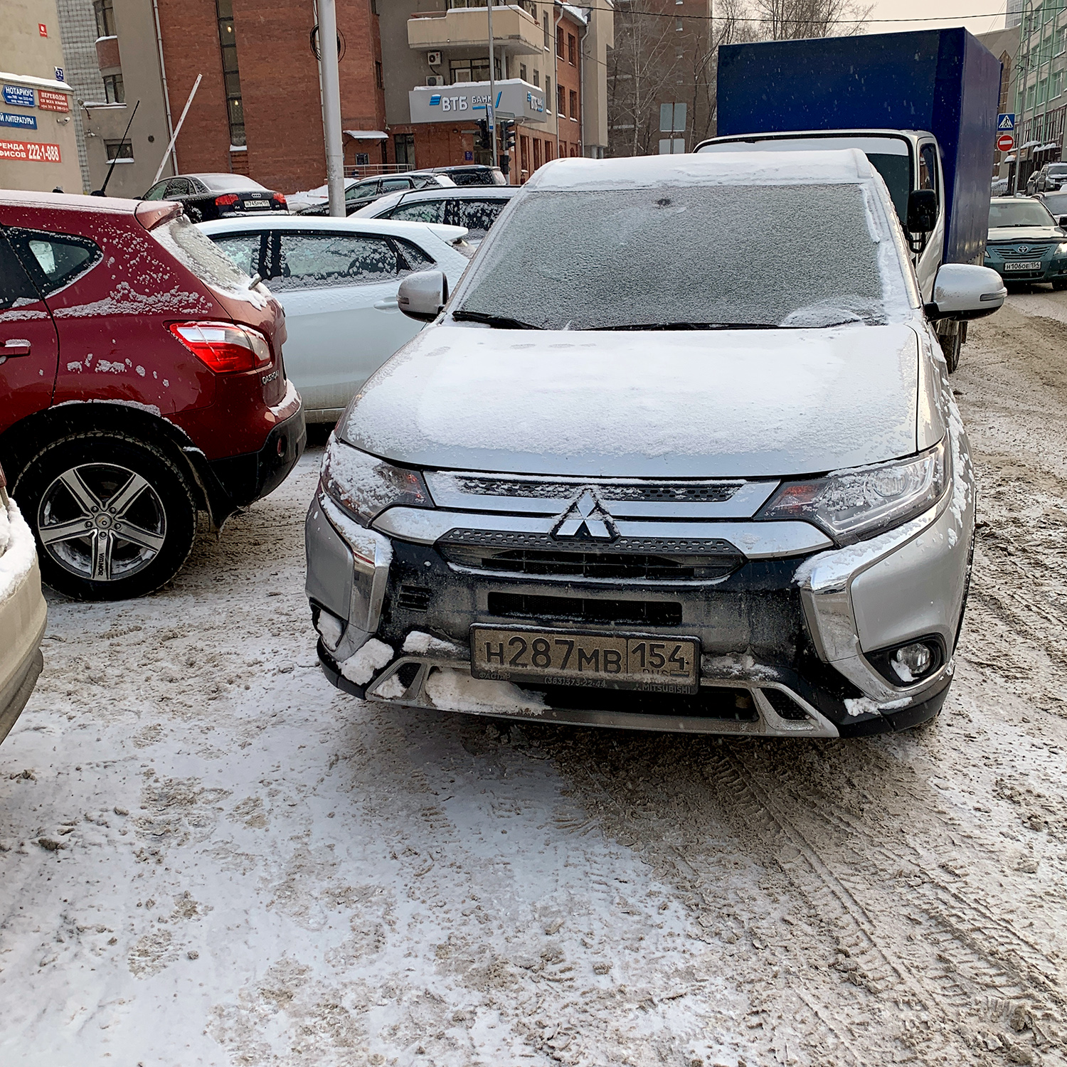 Женщина припарковалась вторым рядом Женщина припарковалась вторым рядом