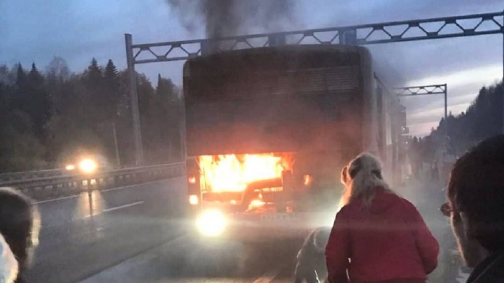 В Перми из-за короткого замыкания загорелся автобус