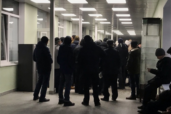 Так выглядели очереди с утра, за час до открытия центра Так выглядели очереди с утра, за час до открытия центра