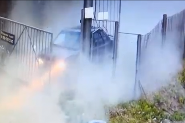 LADA Samara врезалась в железные ворота перед дачным посёлком Рыбачий LADA Samara врезалась в железные ворота перед дачным посёлком Рыбачий