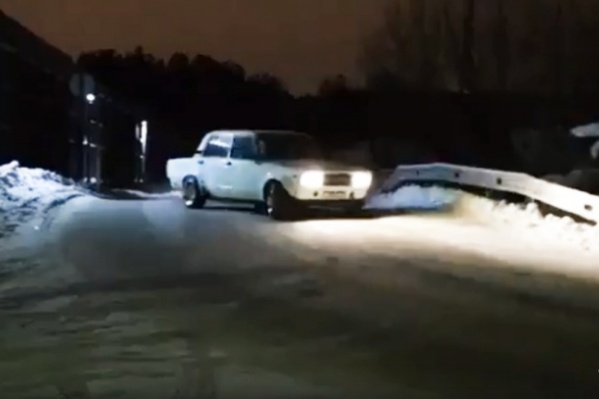 За весёлые покатушки по ночной Тюмени владельцу белой Lada в итоге пришлось раскошелиться. На это он уж точно не рассчитывал За весёлые покатушки по ночной Тюмени владельцу белой Lada в итоге пришлось раскошелиться. На это он уж точно не рассчитывал