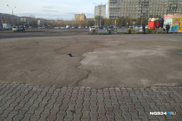 Сейчас по центру площади — большая заплатка цемента на месте снесенного фонтана Сейчас по центру площади — большая заплатка цемента на месте снесенного фонтана