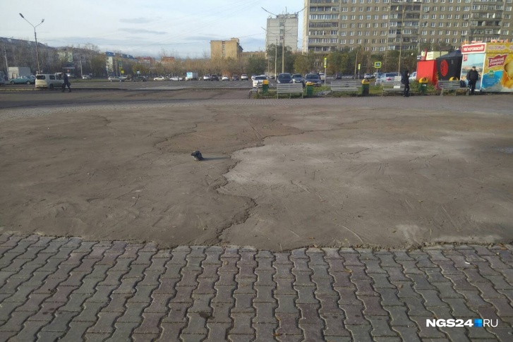 Сейчас по центру площади — большая заплатка цемента на месте снесенного фонтана Сейчас по центру площади — большая заплатка цемента на месте снесенного фонтана