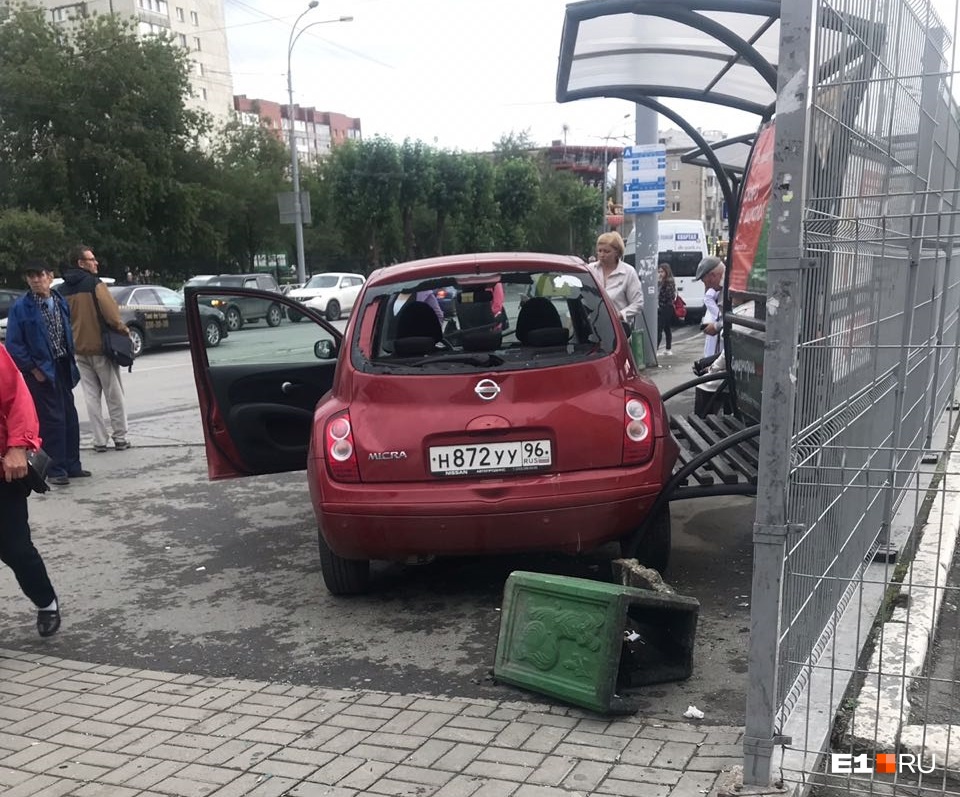 Машина затормозила об урну и снесла скамейку на остановке Машина затормозила об урну и снесла скамейку на остановке