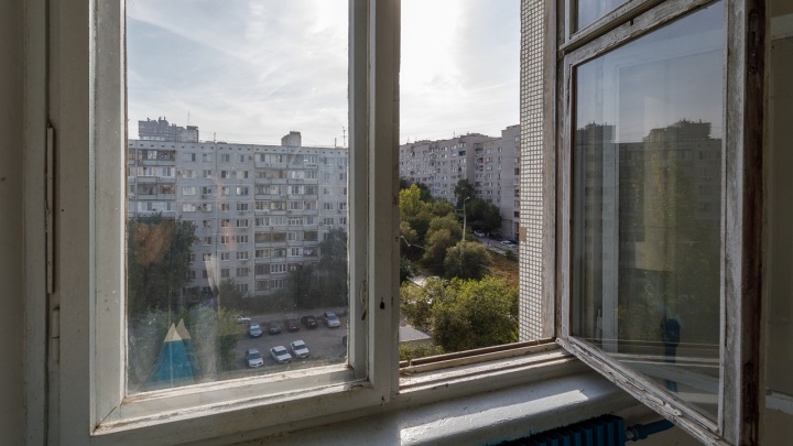 Мама была рядом: двухлетний мальчик выпал из окна в Волжском