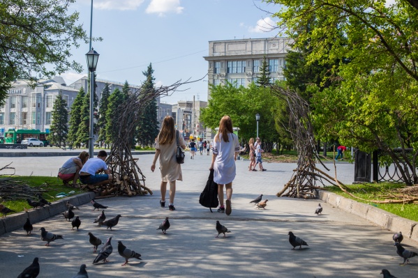 Арку можно заметить справа от центральной аллеи театрального сквера Арку можно заметить справа от центральной аллеи театрального сквера