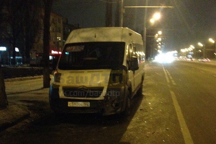 Удар маршрутки пришёлся прямо в пассажиров легкового автомобиля Удар маршрутки пришёлся прямо в пассажиров легкового автомобиля