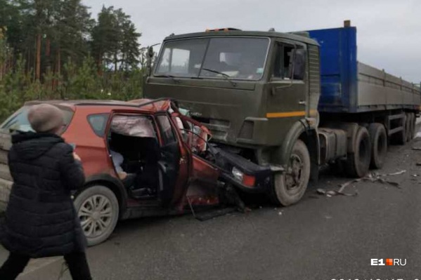 Передняя часть иномарки полностью оказалась под большегрузом Передняя часть иномарки полностью оказалась под большегрузом 