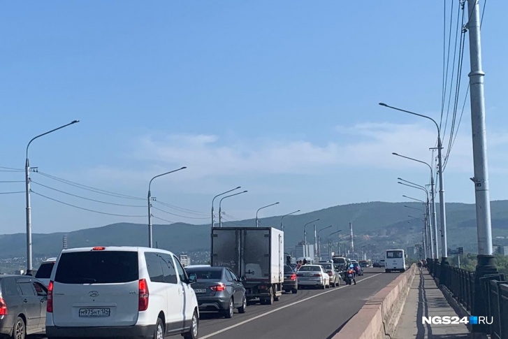 На мосту случилось мелкое ДТП На мосту случилось мелкое ДТП