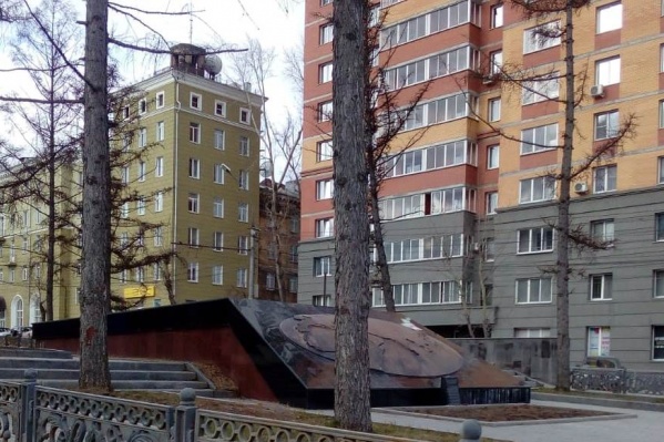 БМП простояла на постаменте 2 года, но в конце апреля 2019 пропала БМП простояла на постаменте 2 года, но в конце апреля 2019 пропала