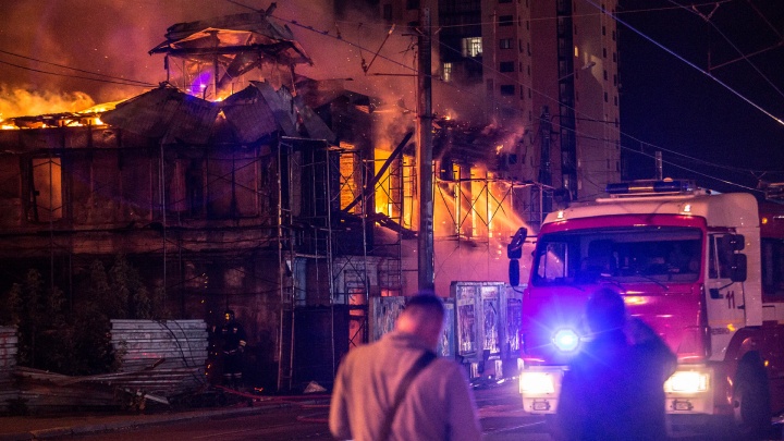 «Реставрационные работы проводились без проекта»: в Челябинске ночью сгорел исторический особняк