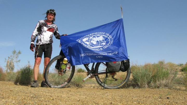 66-летний красноярец покорил самую недоступную точку Евразии на велосипеде