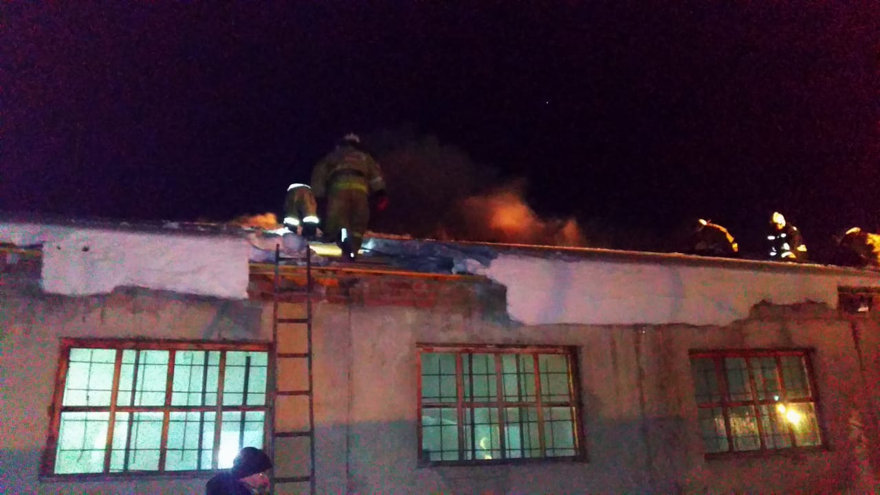 Пожарные также забирались на крышу здания, чтобы тщательно пролить постройку Пожарные также забирались на крышу здания, чтобы тщательно пролить постройку