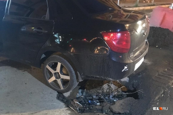 Автомобиль вовремя успели отогнать Автомобиль вовремя успели отогнать
