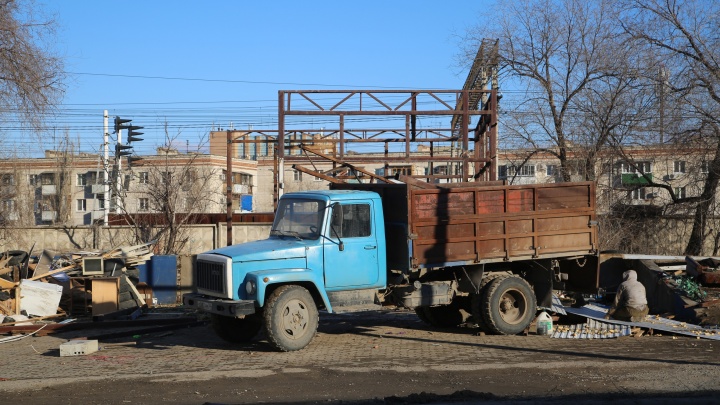 «Унитаз тоже убрали»: в центре Волгограда снесли многолетнюю шиномонтажку