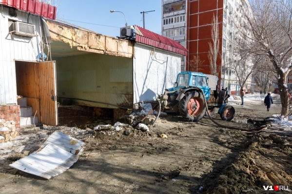 Труба лопнула примерно в середине цепочки павильонов Труба лопнула примерно в середине цепочки павильонов