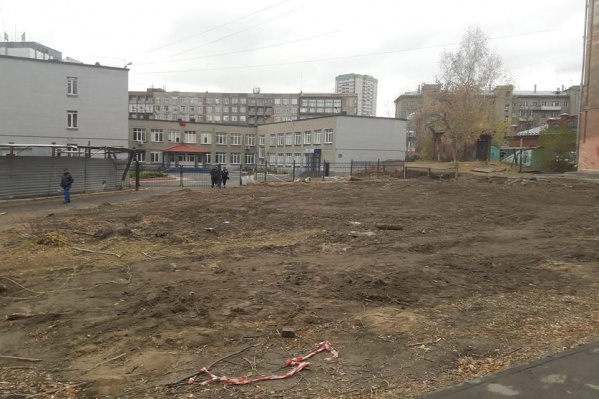 Спасатели убрали аварийный бетонный забор у лицея <nobr class="_">№ 22</nobr> Спасатели убрали аварийный бетонный забор у лицея <nobr class="_">№ 22</nobr>