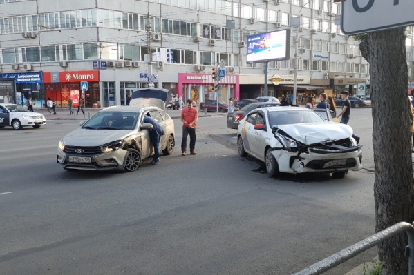 Оба автомобиля получили повреждения Оба автомобиля получили повреждения