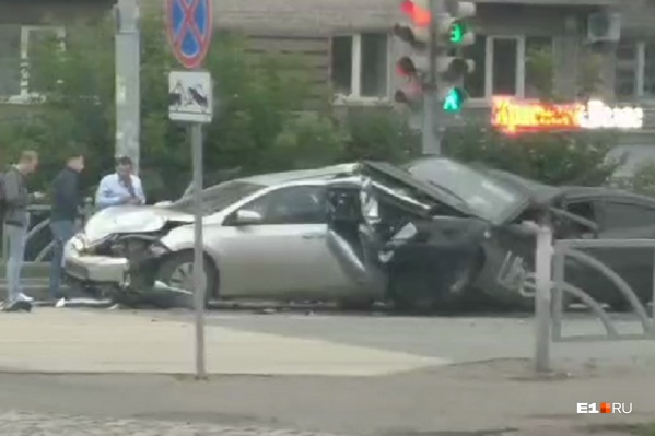 В ДТП пострадало по меньшей мере три машины В ДТП пострадало по меньшей мере три машины