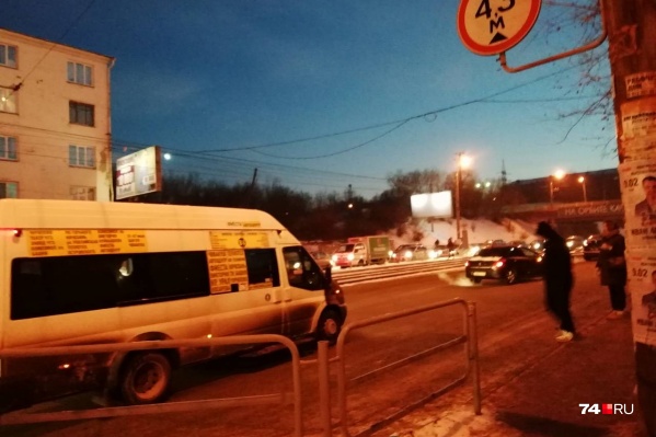 Одна из аварий произошла напротив остановки общественного транспорта Одна из аварий произошла напротив остановки общественного транспорта