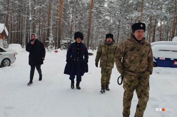 На базу отдыха приехали два-три десятка людей в казачьей форме На базу отдыха приехали два-три десятка людей в казачьей форме