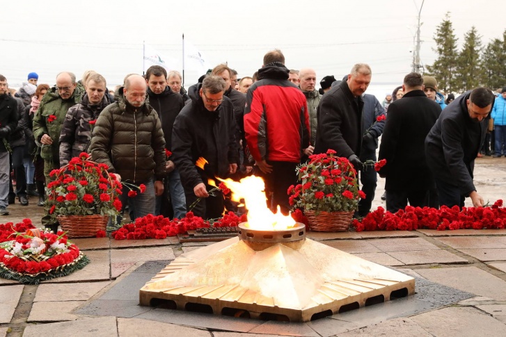 В Архангельске возложили цветы памяти погибших солдат к Вечному огню 