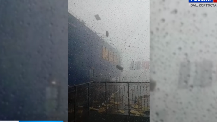 На видео попали последствия разрушительного ветра возле уфимской «Меги»