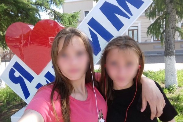 Подруги 14-летних сестер уже выкладывают в соцсетях прощальные посты, посвященные погибшим девочкам Подруги 14-летних сестер уже выкладывают в соцсетях прощальные посты, посвященные погибшим девочкам 
