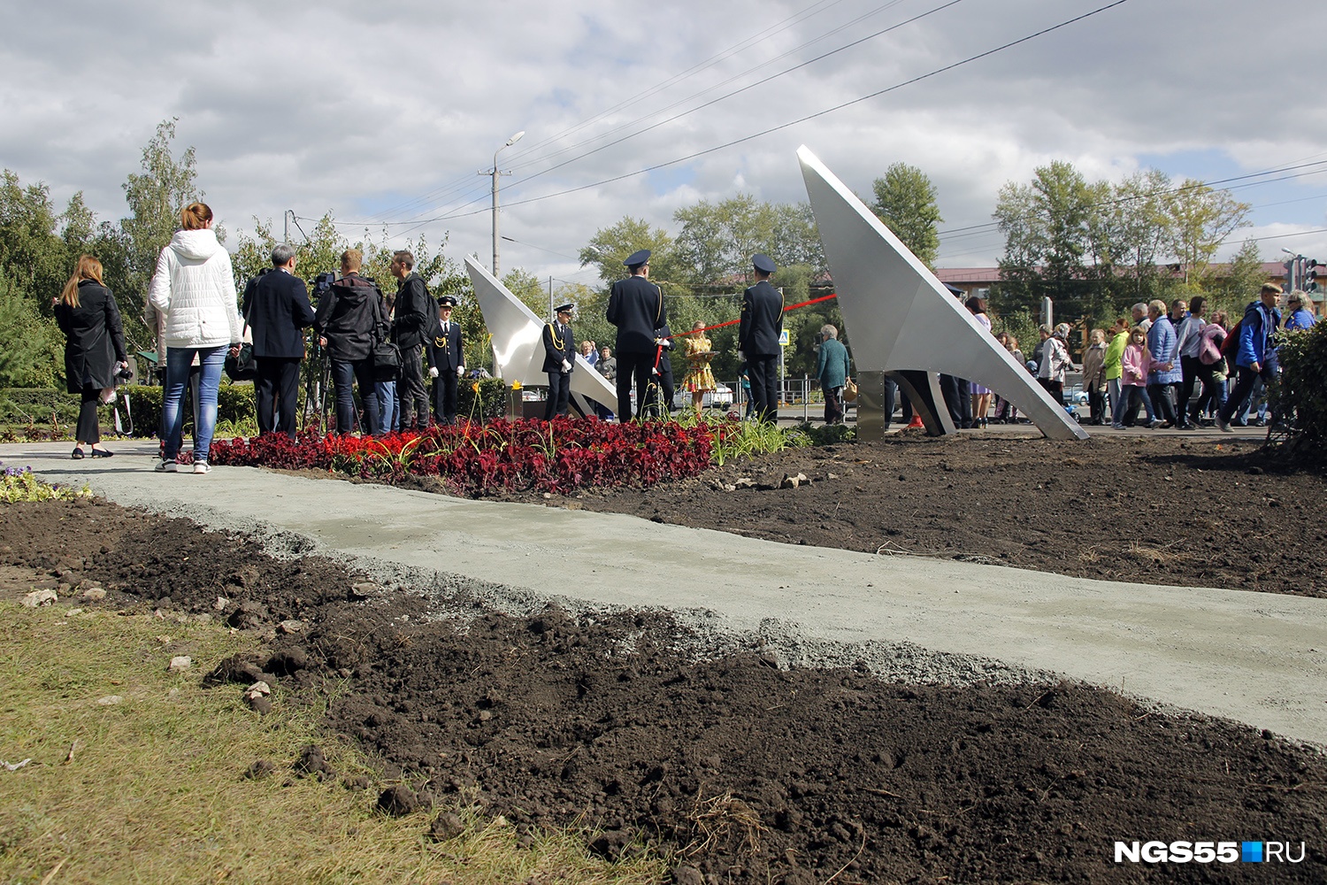 Погода пос чкаловский. Сквер Крылатое братство Омск. Сквер ветеранов Омск. Сквер ветеранов Невьянск. Памятник «авиаторам» Омск.