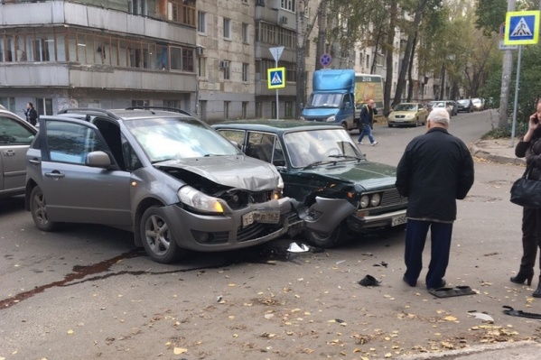 Иномарка не выдержала удара с отечественной легковушкой Иномарка не выдержала удара с отечественной легковушкой