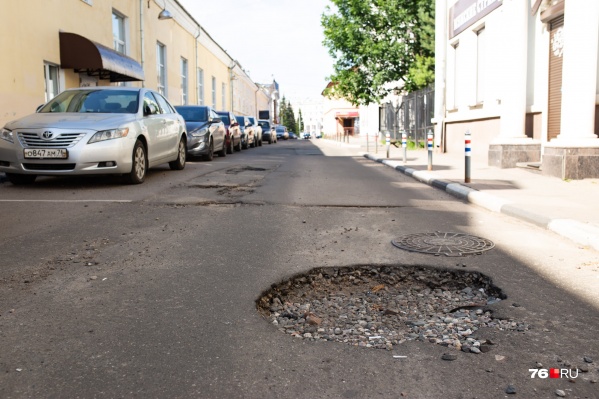 После ямочного ремонта в Ярославле остались крупнейшие провалы После ямочного ремонта в Ярославле остались крупнейшие провалы 