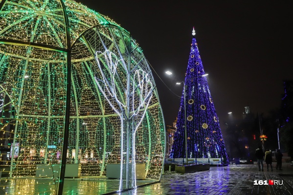 На главную новогоднюю елку потратили 750 тысяч рублей. Ее высота — 20 метров На главную новогоднюю елку потратили 750 тысяч рублей. Ее высота — 20 метров