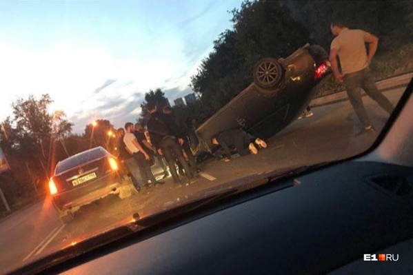 К месту аварии тут же подошли очевидцы К месту аварии тут же подошли очевидцы