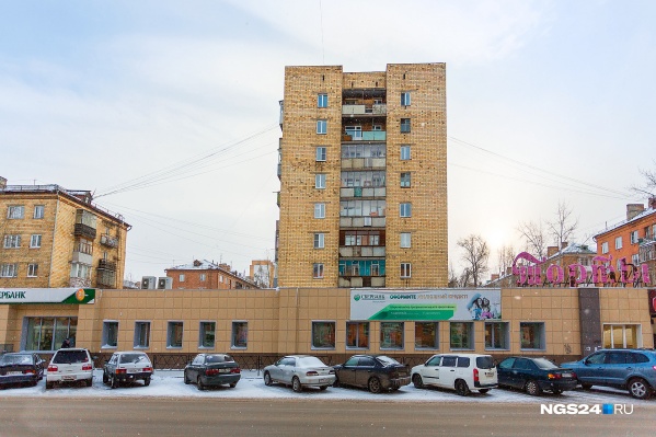 На фото — первый дом с лифтом в Красноярске, он находится на Красноярском рабочем На фото — первый дом с лифтом в Красноярске, он находится на Красноярском рабочем