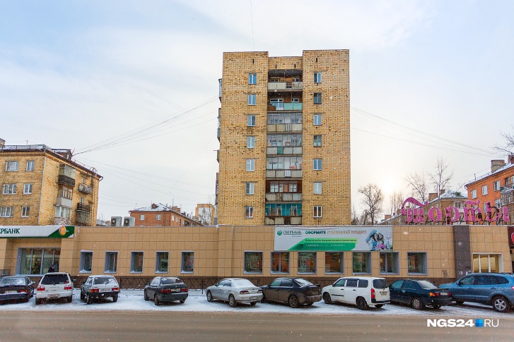 На фото — первый дом с лифтом в Красноярске, он находится на Красноярском рабочем 