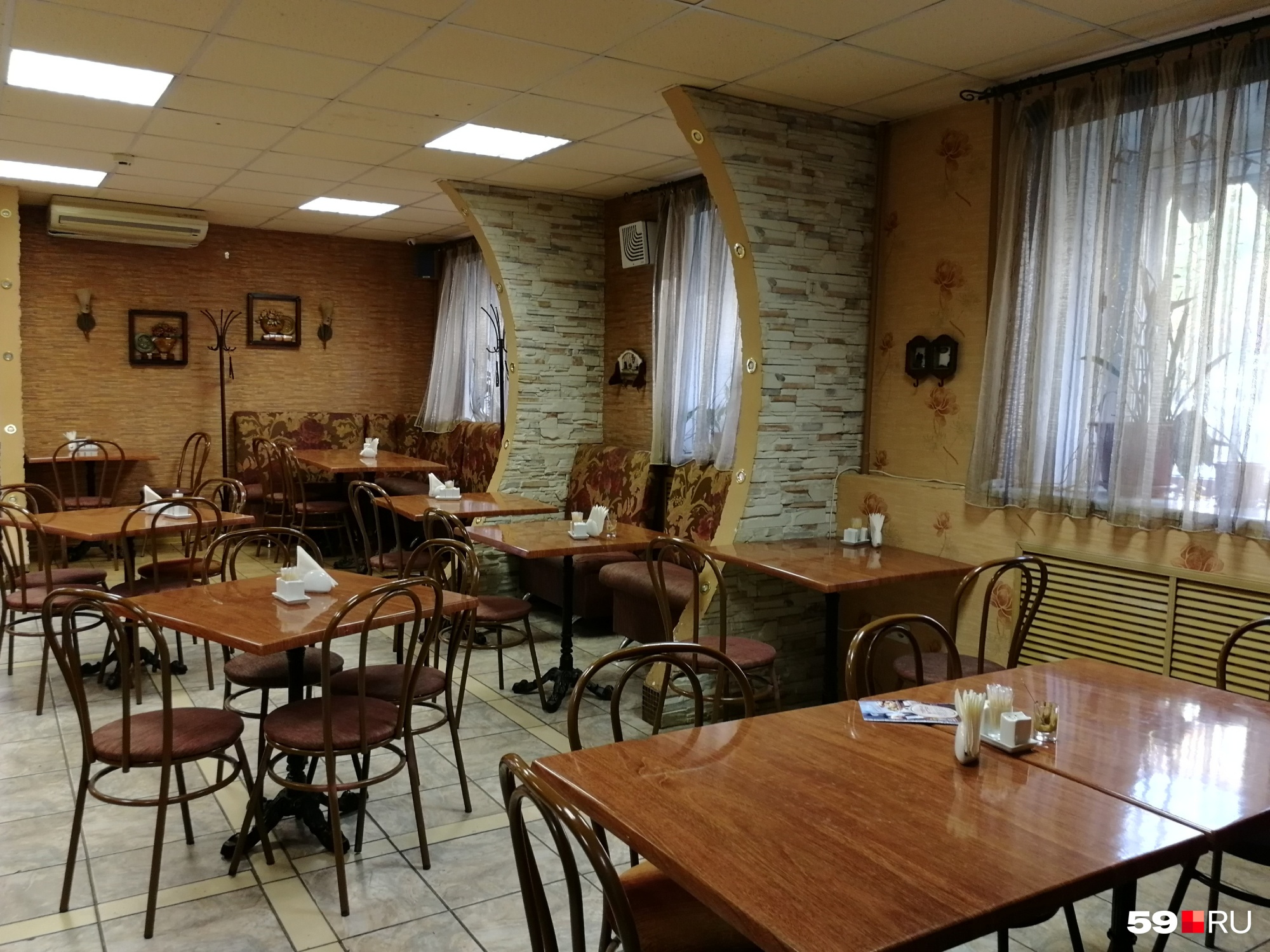 В зале много мест В зале много мест