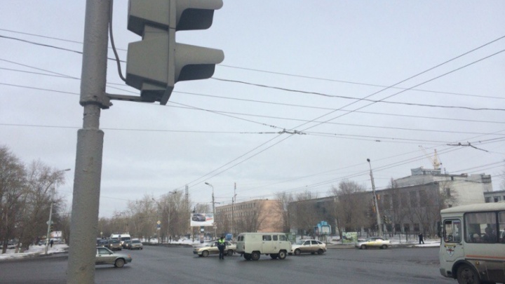 Светофор на перекрестке проспекта Машиностроителей и улицы Дзержинского в Кургане отключили