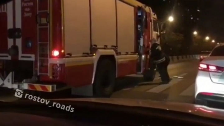 На Западном в Ростове «шестерка» не пропустила пожарную машину и устроила ДТП