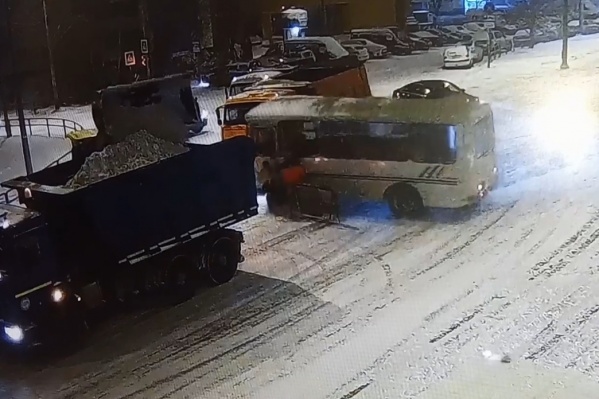 Автобус занесло прямо на рабочих, которые убирали снег Автобус занесло прямо на рабочих, которые убирали снег