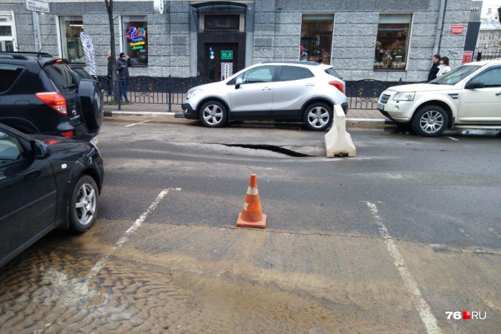 После потопа на Депутатской улице остались трещины в дороге и кучи песка