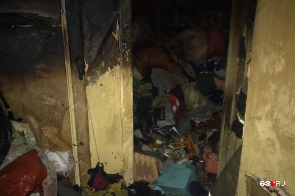 В квартире коридор и комнаты завалены старыми вещами В квартире коридор и комнаты завалены старыми вещами