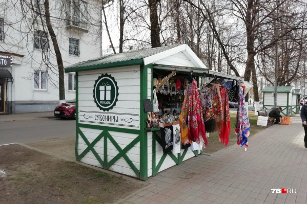 Некоторые шале на Волжской набережной стоят на газонах, а другие — вот так Некоторые шале на Волжской набережной стоят на газонах, а другие — вот так