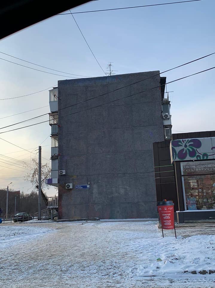 Дом хорошо просматривается со стороны Свердловского проспекта и не раз становился предметом споров с рекламщиками Дом хорошо просматривается со стороны Свердловского проспекта и не раз становился предметом споров с рекламщиками