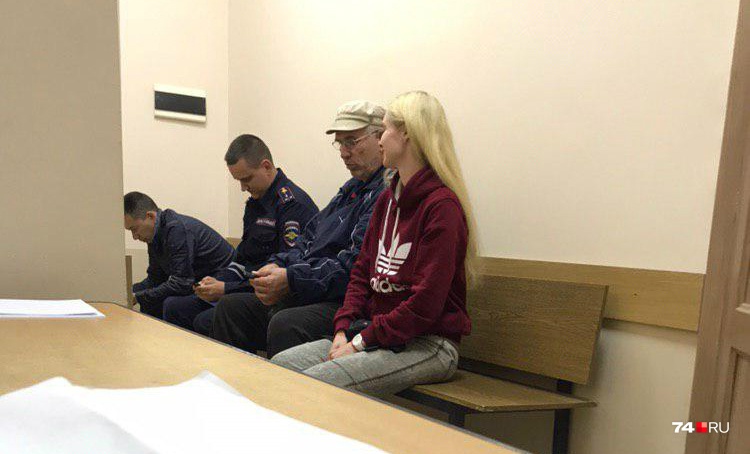 Полицейские доставили женщину в суд, но дело сегодня не рассмотрели Полицейские доставили женщину в суд, но дело сегодня не рассмотрели