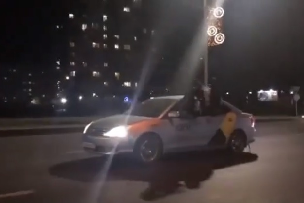 Из окон высунулись сразу несколько пассажиров Из окон высунулись сразу несколько пассажиров