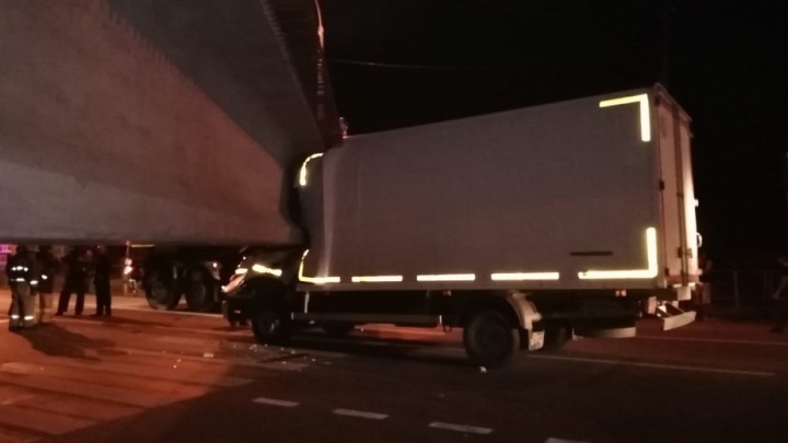 Под Белояркой водитель грузовичка врезался в пролёт моста, который везли на прицепе