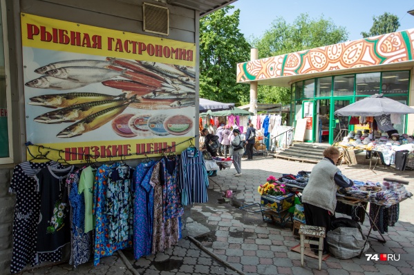 Улица Гагарина уже много лет представляет собой стихийный базар, где тротуар — это торговые ряды длиной больше двух километров Улица Гагарина уже много лет представляет собой стихийный базар, где тротуар — это торговые ряды длиной больше двух километров