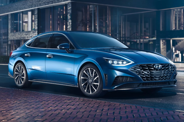 Hyundai Sonata со светодиодами на капоте Hyundai Sonata со светодиодами на капоте