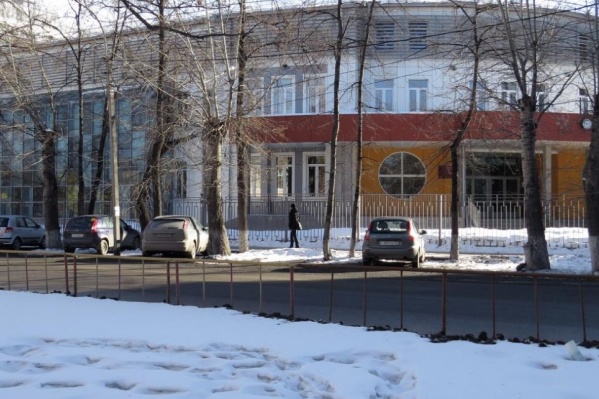 Инцидент в школе, где ребенок обманул родителей и сказал, что его избил физрук, подтолкнул Марию Токмакову на написание колонки. Она считает, что сейчас учителей загоняют в угол и что они не защищены от нападок Инцидент в школе, где ребенок обманул родителей и сказал, что его избил физрук, подтолкнул Марию Токмакову на написание колонки. Она считает, что сейчас учителей загоняют в угол и что они не защищены от нападок 